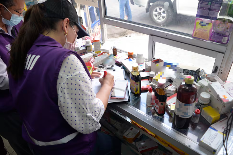 Arcsa y Policía hallan cartones con 5.000 medicinas de hospitales públicos y fármacos caducados en farmacia de Guayaquil