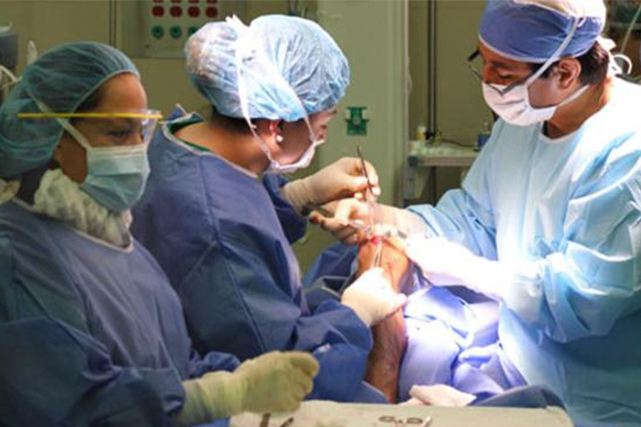 Las cirugías en los hospitales públicos corren riesgo por la escasez de insumos y miedo a las denuncias ciudadanas